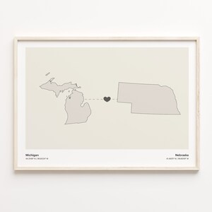 Op de afbeelding: Een kaart van de Verenigde Staten met een hart getekend tussen Michigan en Nebraska. De tekst "Michigan 44.3148° N / 85.6023° W" staat onder de staat Michigan en de tekst "Nebraska 41.4825° N / 98.0815° W" staat onder de staat Nebraska.