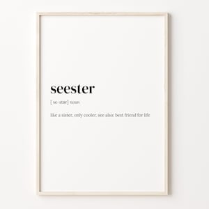 以下が含まれることがあります： 「seester」という言葉の定義が書かれた白黒の印刷可能な壁掛けアートプリント。「姉妹のような存在だけれど、もっとクール。別名：生涯の親友」