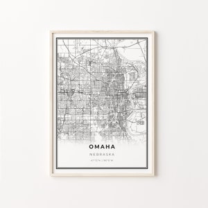 Puede incluir: Impresión de un mapa de Omaha, Nebraska en blanco y negro con el nombre de la ciudad y las coordenadas. El mapa muestra las calles y las vías fluviales de la ciudad.