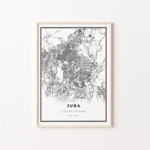 Könnte beinhalten: Schwarz-weiß Druck einer Karte von Juba, Südsudan. Die Karte zeigt die Straßen und Sehenswürdigkeiten der Stadt. Der Text "Juba, Südsudan 8°N | 30°E" ist unter der Karte gedruckt.