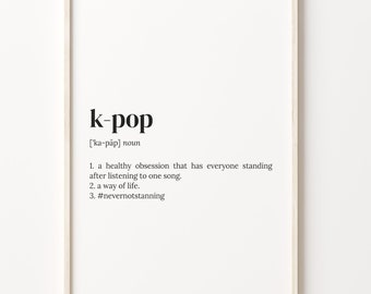 Può includere: Una stampa d'arte da parete stampabile in bianco e nero con la definizione della parola "k-pop" in un carattere semplice e moderno. La definizione include la pronuncia, "[ka-päp]", e tre punti elenco.
