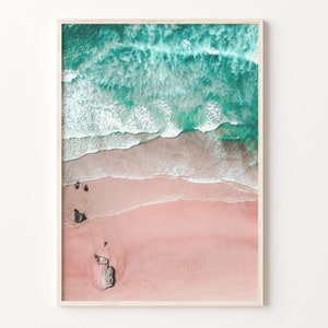 Impression d’affiche colorée de plage de sable rose, art mural de photo de plage rose, décor boho d’art mural, art mural coloré, impression d’affiche de photographie, C18-12