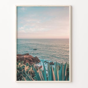 Impresión de póster colorido con vista al mar de cactus, arte de pared fotográfico del océano de cactus, decoración boho de arte de pared, arte de pared colorido, C18-106