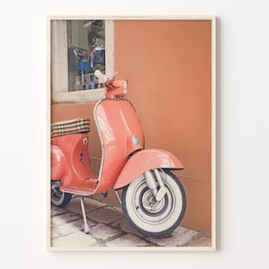 Impresión de cartel colorido de scooter rosa en Italia, arte de pared fotográfico de scooter rosa, decoración boho de arte de pared, impresión de cartel de fotografía, C18-799