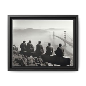 Könnte beinhalten: Schwarz-Weiß-Leinwanddruck mit Rahmen, der fünf Personen zeigt, die auf die Golden Gate Bridge in San Francisco blicken. Die berühmte Brücke ist im Hintergrund zu sehen, im Nebel. Das Kunstwerk ist eine Vintage-Fotografie.