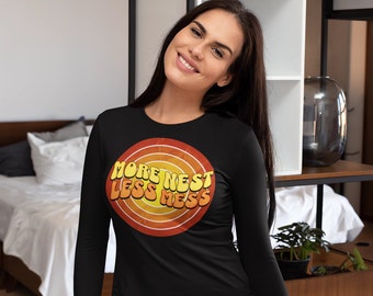 Retro 'More Nest Less Mess' Langarm Shirt - Leere Nest Vibes - Rotes und gelbes Zieldesign