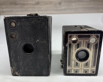 Cámara Eastman Kodak No 2A Brownie vintage y seis cámaras Brownie Junior 20 de estilo Art Déco.