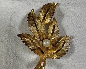 Vintage Stamped BSK Gold Tone Leaf Pearl Brooch Pin With Single Pearl