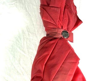 Paraguas compacto Raines Premier de los años 80, color rojo, con mango de madera y botón pulsador.