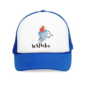 Op de afbeelding: Een witte en blauwe truckercap met een cartoon-tornado die een stok en een rode tas vasthoudt. De tekst "WXHOBO" staat op de voorkant van de cap.