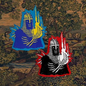 Op de afbeelding: Twee zwart-wit illustraties van een skelet dat een harnas draagt en een vlam in zijn hand houdt. Het skelet bevindt zich op een blauwe en rode achtergrond.