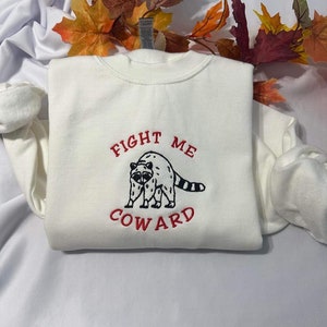 Sudadera bordada "Fight Me Coward", divertido mapache, regalo personalizado para él o ella, cita atrevida y atrevida, regalo de cumpleaños, día de la madre o del padre.