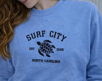 Felpa ricamata Surf City NC: regalo per addio al nubilato sulla costa