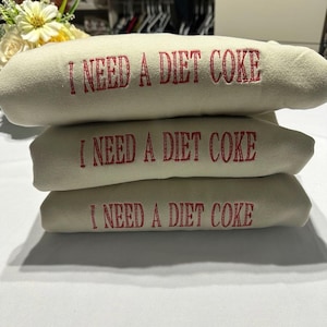Geborduurd sweatshirt met &#39;I Need a Diet Coke&#39; - trendy minimalistische stijl