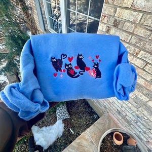 バレンタイン黒猫刺繍スウェットシャツ、黒猫ラブシャツ、子猫バレンタインシャツ、猫好きギフト、ハート猫パーカー