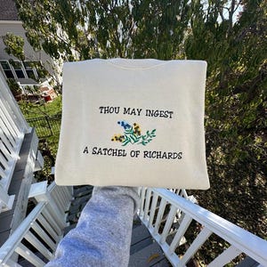Sudadera bordada divertida con la frase "Puedes ingerir una bolsa de Richards"; un regalo divertido para ella, un regalo navideño para tu amiga.