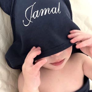 名前刺繍入りピンクベビーフード付きタオル - 女の子向けカスタムベビーギフト、クマの耳付き新生児タオル、Laylaフード付きバスタオル