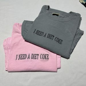 Geborduurd T-shirt &quot;I Need a Diet Coke&quot; in comfortkleuren