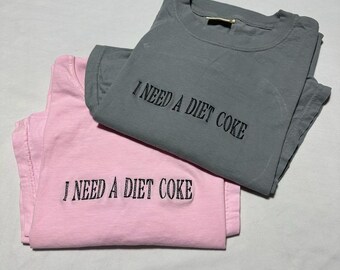 Geborduurd T-shirt "I Need a Diet Coke" in comfortkleuren