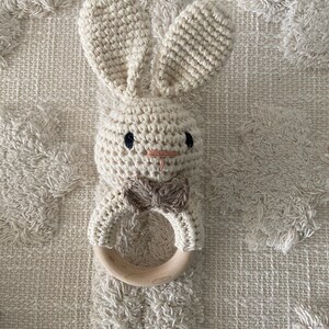 Hochet bébé lapin avec noeud