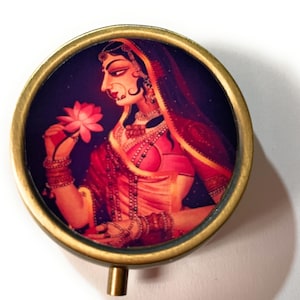HINDU INDIA - Friendship pill box as a gift for a whim