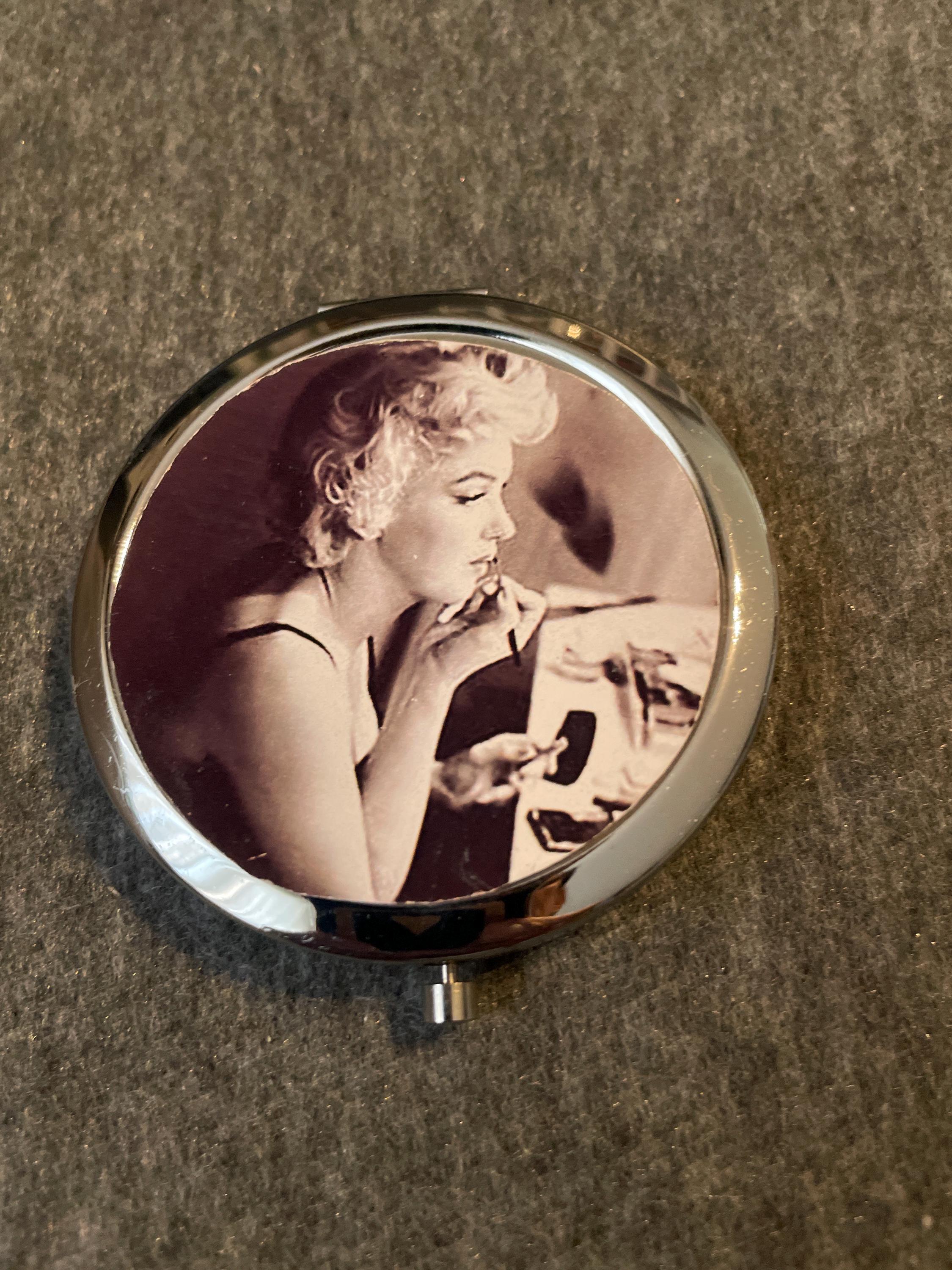 ビンテージ品◾️マリリンモンロー 鏡 パブミラー インテリア雑貨 ディスプレイ マリリンモンロー 鏡 ビンテージ品◾️マリリンモンロー 鏡 パブミラー