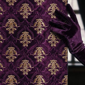 Könnte beinhalten: Nahaufnahme eines gemusterten Stoffes mit tiefviolettem Hintergrund und goldenen floralen Designs. Das Bild zeigt auch eine Person, die lange, violette Samthandschuhe trägt und ein Glas Rotwein hält. Der Stoff hat eine luxuriöse, Vintage-Ästhetik.