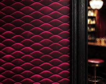 Carta da parati di lusso in finto velluto bordeaux, motivo a onde trapuntato senza cuciture, decorazione Art Déco e massimalista.