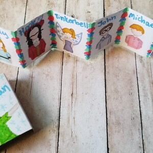 Książki Matchbox, opowiadania literackie, małe ilustracje książkowe, książki w miniaturze, gadżety książkowe, ręcznie rysowane ilustracje książkowe