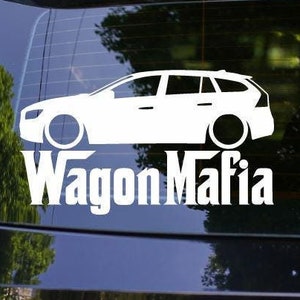 Puede incluir: Una pegatina de vinilo blanco con la silueta de un coche familiar y el texto "Wagon Mafia". La pegatina está en la luneta trasera de un coche negro.
