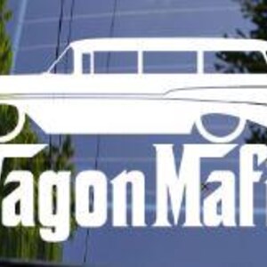 Pu&ograve; includere: Decalcomania in vinile bianco di una classica station wagon con la scritta "Wagon Mafia" sottostante. La silhouette dell'auto presenta linee dettagliate, tra cui ruote, finestrini e contorni della carrozzeria. La decalcomania &egrave; progettata per l'applicazione su un finestrino dell'auto.