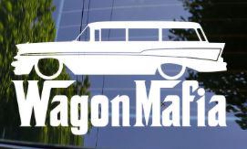 Pu&ograve; includere: Decalcomania in vinile bianco di una classica station wagon con la scritta "Wagon Mafia" sottostante. La silhouette dell'auto presenta linee dettagliate, tra cui ruote, finestrini e contorni della carrozzeria. La decalcomania &egrave; progettata per l'applicazione su un finestrino dell'auto.
