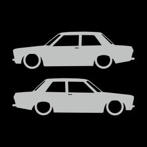 Set med 2 sänkta silhuettdekaler för Datsun 510 Bluebird Sedan 2-dörrars Coupé Light Grey