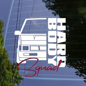 Może przedstawiać: Biała naklejka winylowa z samochodem i napisem "Hard Body Squad" w białym i czerwonym kolorze.