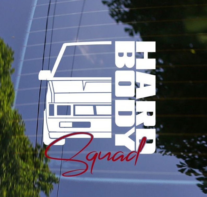 Może przedstawiać: Biała naklejka winylowa z samochodem i napisem "Hard Body Squad" w białym i czerwonym kolorze.