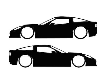 Puede incluir: Un gráfico de silueta negra que muestra dos coches deportivos de perfil. El coche superior mira hacia la izquierda, mientras que el inferior mira hacia la derecha. Ambos vehículos están representados con líneas negras sólidas.