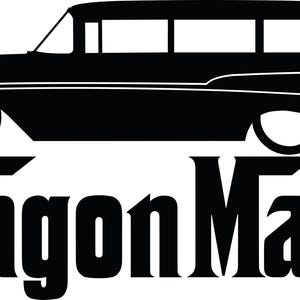 Pu&ograve; includere: Silhouette nera di una classica station wagon con la scritta "Wagon Mafia" in un carattere audace e stilizzato. L'auto presenta una carrozzeria lunga e un design vintage.