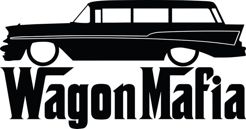 Pu&ograve; includere: Silhouette nera di una classica station wagon con la scritta "Wagon Mafia" in un carattere audace e stilizzato. L'auto presenta una carrozzeria lunga e un design vintage.
