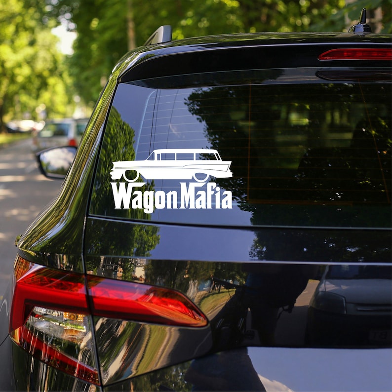 Pu&ograve; includere: Adesivo bianco di una station wagon classica con la scritta "Wagon Mafia" sul lunotto posteriore di un'auto nera. L'adesivo &egrave; una silhouette dell'auto.