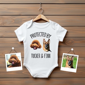 Geschützt durch Hund Body, geschützt durch Haustiere Body, personalisierte Baby Body, Hunde Foto T-Shirt, benutzerdefinierte Hunde Name Body, Neugeborene Baby Geschenk