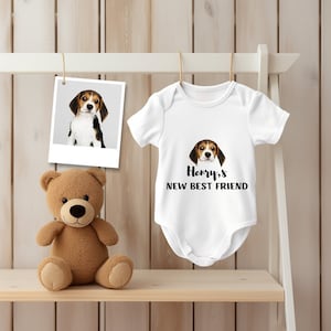 Neue bester Freund Body, geschützt durch Hund Body, personalisierte Hunde Name Baby Body, benutzerdefinierte Baby Body, Hund Foto T-Shirt, Baby-Dusche-Geschenk