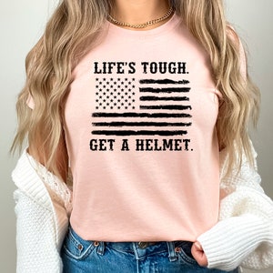 La vita è dura, prendi una maglietta con il casco: maglietta con la bandiera americana