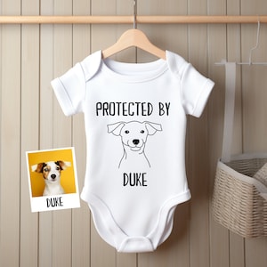 Geschützt durch Hund Bodysuit, personalisierter Baby-Bodysuit, benutzerdefinierte Hund Bodysuit, Baby-Dusche-Geschenk, geschützt durch Haustiere Strampelanzug, Neugeborenen-Baby-Geschenk