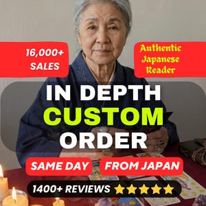Op de afbeelding: Een ouder persoon met grijs haar in een donkerblauw kledingstuk, achter een tafel met brandende kaarsen, kristallen en tarotkaarten. Tekstoverlays bevatten 16,000+ SALES, Authentic Japanese Reader, IN DEPTH CUSTOM ORDER, SAME DAY, FROM JAPAN, 1400+ REVIEWS.