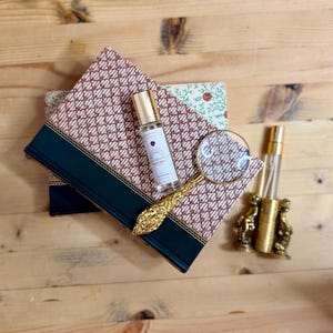 Midnight At BIBLIOTEC Eau de Parfum | Hantverksparfym i små partier | Begränsad utgåva (100 flaskor) | Litterär apoteksdoft - Prov/Tester