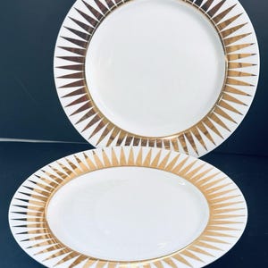 Plato de servicio de porcelana blanca con bordes dorados, Isaac Mizrah. Par.