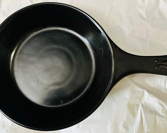 Xtrema  11 inch skillet _ black _ Floor sample, No lid