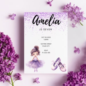 Puede incluir: Invitaci&oacute;n morada con fondo de purpurina y una ilustraci&oacute;n de bailarina de dibujos animados. El texto dice "Amelia tiene siete a&ntilde;os" con la fecha y hora del evento, la direcci&oacute;n y la informaci&oacute;n de RSVP.