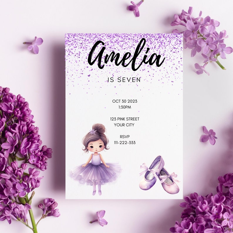 Puede incluir: Invitaci&oacute;n morada con fondo de purpurina y una ilustraci&oacute;n de bailarina de dibujos animados. El texto dice "Amelia tiene siete a&ntilde;os" con la fecha y hora del evento, la direcci&oacute;n y la informaci&oacute;n de RSVP.