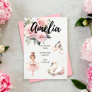 Puede incluir: Una tarjeta de invitaci&oacute;n rosa y blanca con un dise&ntilde;o floral y una ilustraci&oacute;n de bailarina. El texto de la tarjeta dice "Amelia tiene siete a&ntilde;os" e incluye la fecha, la hora, la direcci&oacute;n y la informaci&oacute;n de RSVP.